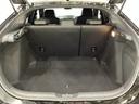 ラゲッジも広く使いやすいトランクは、開口部も広く荷物の積み下ろしもしやすいお車となっております。リアシートの背もたれは6:4の割合で分割して可倒できるので、長いお荷物などを載せることもできます。