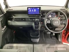 車内は光触媒抗菌消臭施工済です。スタイリッシュなデザインでスポーティなインパネ周りを演出します。グローブボックスやカップホルダーのほかにトレーなどたくさんの収納スペースが付いています。 4