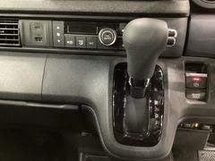ＣＶＴ車のセレクトレバーです。低速から高速まで、変速ショックのないスムーズな走りと、エンジン効率のよい領域を維持して燃費にも貢献します。サイドブレーキはスイッチ操作の電子制御パーキングブレーキです。 7