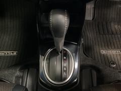 ＣＶＴ車のセレクトレバーです。低速から高速まで、変速ショックのないスムーズな走りを実現するとともに、エンジン効率のよい領域を維持することで燃費にも貢献します。 7