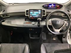 車内は光触媒抗菌消臭施工済です。インパネ周りはスタイリッシュなデザインで機能や装備も充実しています。グローブボックスやカップホルダーのほかにトレーなどたくさんの収納スペースが付いています。 5