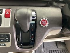 ＣＶＴ車のセレクトレバーです。低速から高速まで、変速ショックのないスムーズな走りを実現するとともに、エンジン効率のよい領域を維持することで燃費にも貢献します。 7