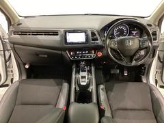 車内は光触媒抗菌消臭施工済です。インパネ周りはスタイリッシュなデザインで機能や装備も充実しています。グローブボックスやカップホルダーのほかにトレーなどたくさんの収納スペースが付いています。 4