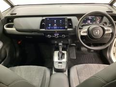車内は光触媒抗菌消臭施工済です。インパネ周りはスタイリッシュなデザインで機能や装備も充実しています。グローブボックスやカップホルダーのほかにトレーなどたくさんの収納スペースが付いています。 5