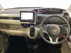 車内は光触媒抗菌消臭施工済です。スタイリッシュなデザインで暖かみのあるインパネ周りを演出します。グローブボックスやカップホルダーのほかにトレーなどたくさんの収納スペースが装備されています。 5