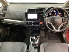 車内は光触媒抗菌消臭施工済です。インパネ周りはスタイリッシュなデザインで機能や装備も充実しています。グローブボックスやカップホルダーのほかにトレーなどたくさんの収納スペースが付いています。 5