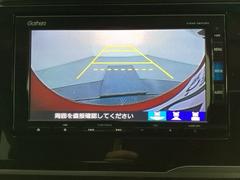 バックでの車庫入れも安心です！　リアカメラが付いているバックモニター付のナビを装備しております。操作線もついており距離感も画面から確認できます。 7