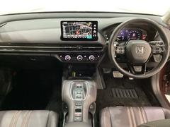 車内は光触媒抗菌消臭施工済です。スタイリッシュなデザインでスポーティなインパネ周りを演出します。グローブボックスやカップホルダーのほかにトレーなどたくさんの収納スペースが付いています。 5