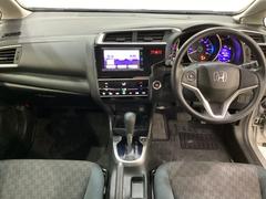 車内は光触媒抗菌消臭施工済です。インパネ周りはスタイリッシュなデザインです。グローブボックスやカップホルダーのほかにトレーなどたくさんの収納スペースが付いています。 5