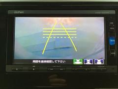 バックでの車庫入れも安心です！　リアカメラが付いているバックモニター付のナビを装備しております。操作線もついており距離感も画面から確認できます。 7
