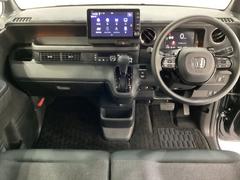 車内は光触媒抗菌消臭施工済です。スタイリッシュなデザインでスポーティなインパネ周りを演出します。グローブボックスやカップホルダーのほかにトレーなどたくさんの収納スペースが付いています。 7