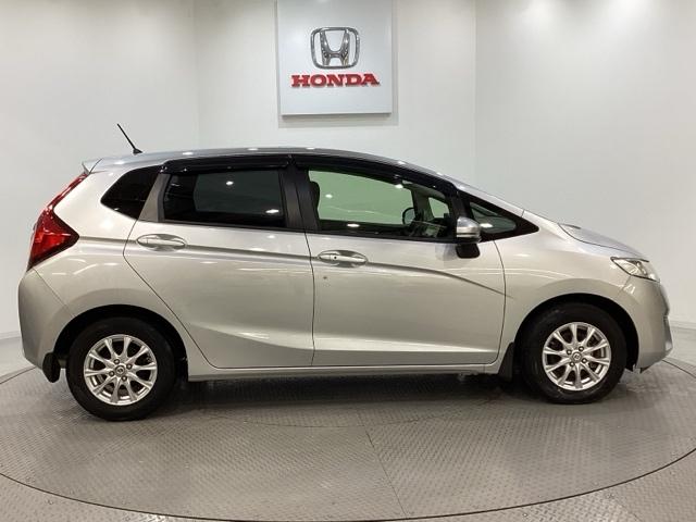 フィット １３Ｇ・Ｌパッケージ　メモリーナビ　フルセグＴＶ　社外アルミホイール　キーレス　横滑り防止　バックカメラ　盗難防止　ＬＥＤヘッドライト　ＡＢＳ　運転席エアバッグ　助手席エアバッグ（4枚目）