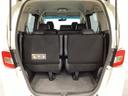 開口部も広く荷物の積み下ろしもしやすいお車となっております。３列目シートは５：５の割合で背もたれを倒しシートの跳ね上げができます。