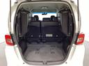３列目シートを跳ね上げて、２列目シートの背もたれを畳んで前方に跳ね上げれば広い荷物スペースが出現します。床面は段差も少なく荷物の出し入れもしやすくなっています。