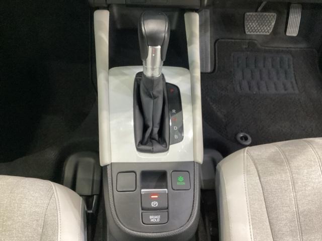 フィット ｅ：ＨＥＶホーム　ドライブレコーダー前後装備車　光触媒抗菌消臭施工済（8枚目）