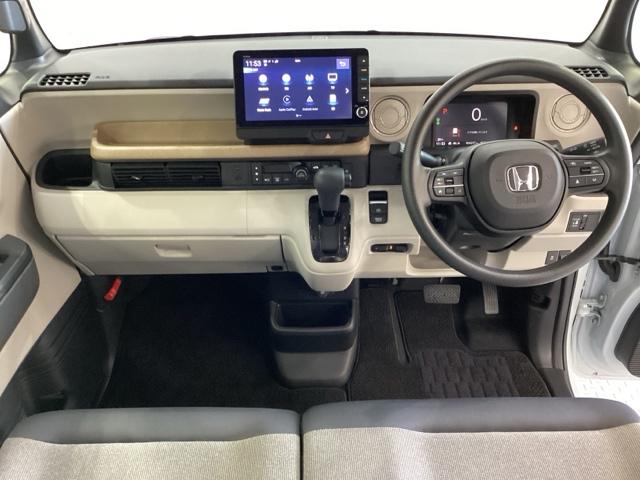 車内は光触媒抗菌消臭施工済です。インパネ周りはスタイリッシュなデザインで機能や装備も充実しています。グローブボックスやカップホルダーのほかにトレーなどたくさんの収納スペースが付いています。