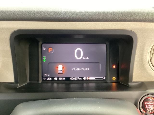 デジタル表示のスピードメーターとタコメーター、燃費やオドメーターなどの表示の他に、ホンダセンシング機能などの表示もできる多機能なマルチインフォメーション・ディスプレイです。