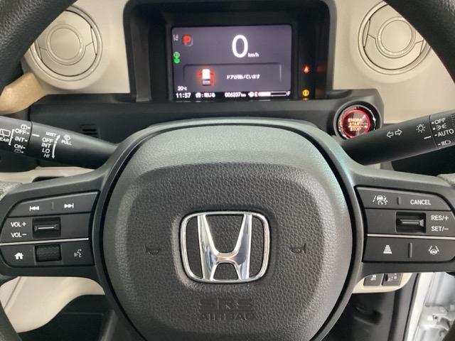 オーディオのチャンネル変更やボリュームなどの操作スイッチの他に、レフトセレクターホイールがついています。中央部を指先で上下に動かすことで、マルチインフォメーション・ディスプレイの各表示が確認できます。