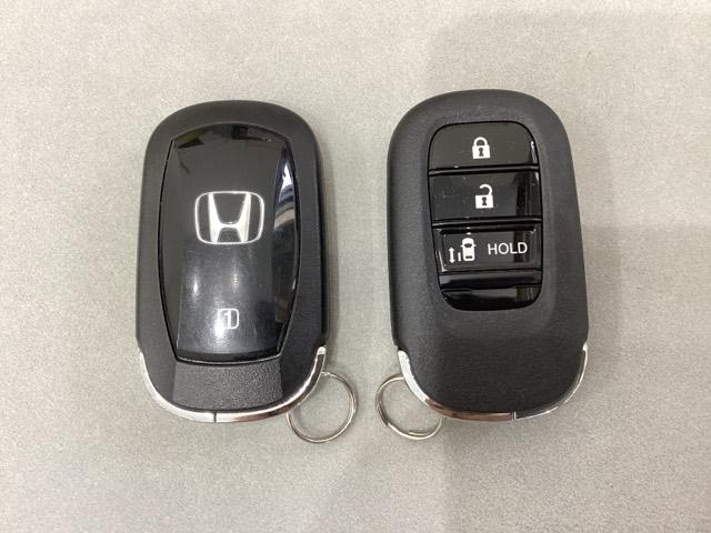 スマートキー付きですからドアロックの開閉およびエンジンスタートが楽々です。電動スライドドアの開け閉めもボタンで操作できます。スペアキーも同じものを用意しております。