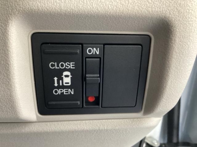 左側電動スライドドアは運転席からでも操作ができるように、ハンドル付近に開閉の操作スイッチが付いています。