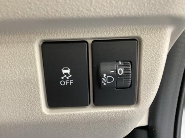 ハンドルの右側にはヘットライトリベライザーとＨｏｎｄａセンシング用のＶＳＡ解除スイッチなどがついています。ヘッドライトリベライザーは道路状況や積荷の加重に応じてライトの高さを調節できます。