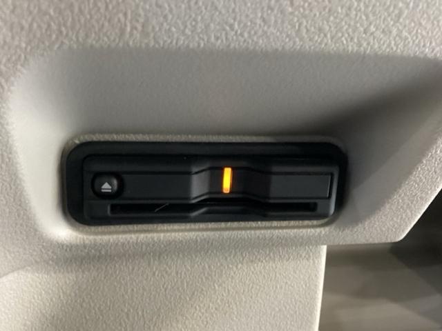 ハンドルの左下にＥＴＣがついています。高速道路の料金所の通過も楽々です。　カードの取り出しもしやすい場所についています。