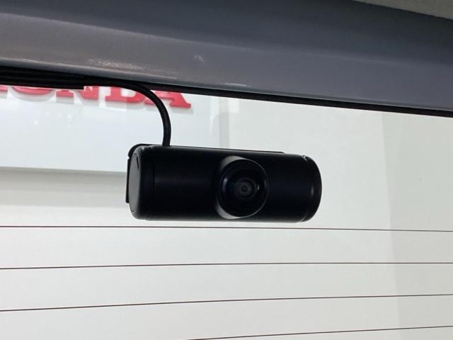 後方にもドライブレコーダーのカメラが付いています。前後両方でお車の周りを監視・記録いたします。