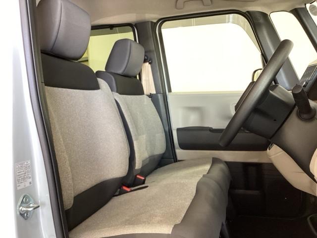 広い足元に肘掛けもついたゆったり座れるシートです。運転席と助手席の間が空いているため、助手席側への移動がスムーズです。交通量の多い道でも、助手席側から乗り降りができます。