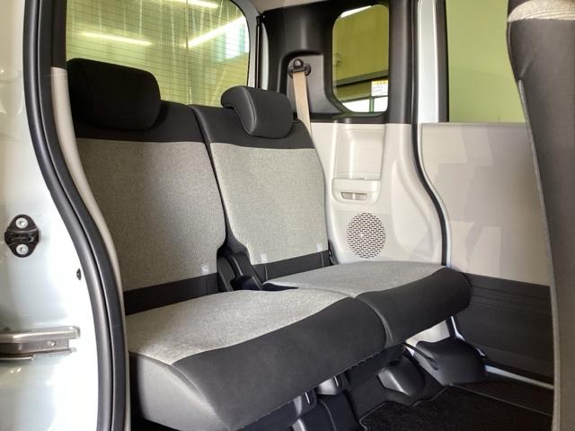 リアシートの背もたれは２段階の角度調節がついています。お好みの位置でゆったりお乗りいただけます。シートスライドも可能で足元の広さも調整できます。