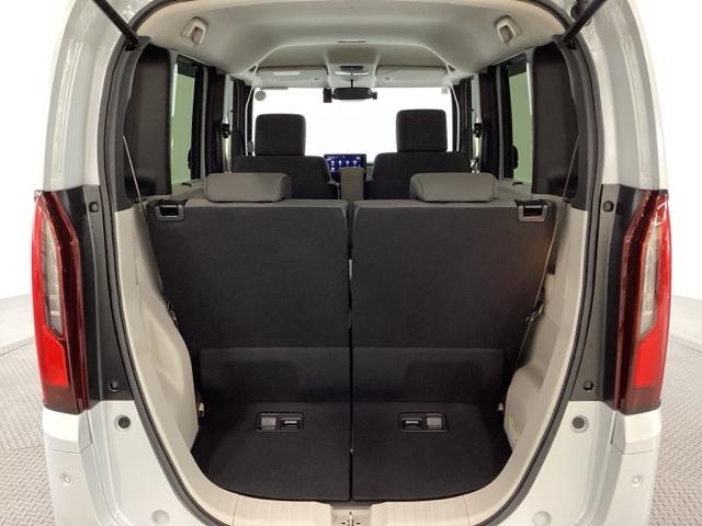 開口部も広く荷物の積み下ろしもしやすいお車となっております。シートの背もたれは５：５の割合で背もたれを可倒でき、前後のシートスライドもできるので荷室をひろげることができます。