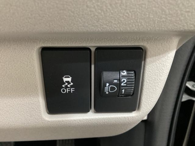 ハンドルの右側にはヘットライトリベライザーとHondaセンシング用のVSA解除スイッチなどがついています。ヘッドライトリベライザーは道路状況や積荷の加重に応じてライトの高さを調節できます。