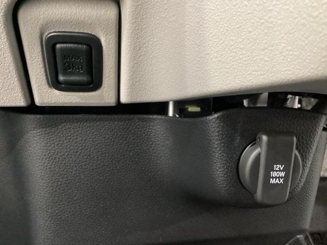 アクセサリーソケットはUSBのアダプターなどをつければ、スマホの充電にも使えます。