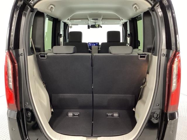 開口部も広く荷物の積み下ろしもしやすいお車となっております。シートの背もたれは5:5の割合で背もたれを可倒でき、前後のシートスライドもできるので荷室をひろげることができます。