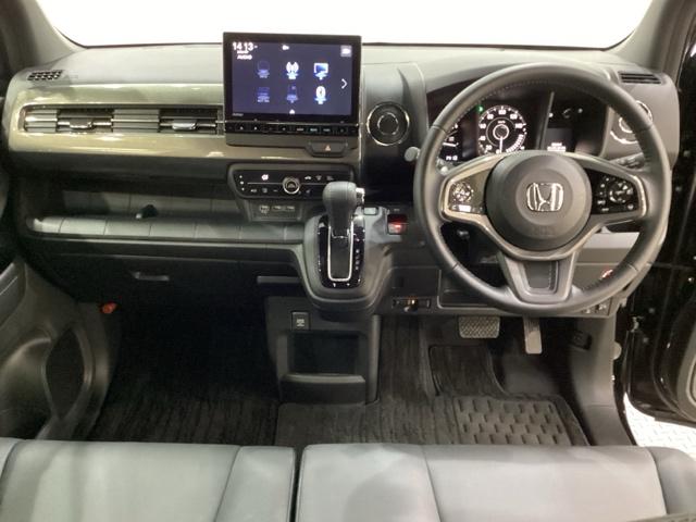 車内は光触媒抗菌消臭施工済です。スタイリッシュなデザインでスポーティなインパネ周りを演出します。グローブボックスやカップホルダーのほかにトレーなどたくさんの収納スペースが付いています。