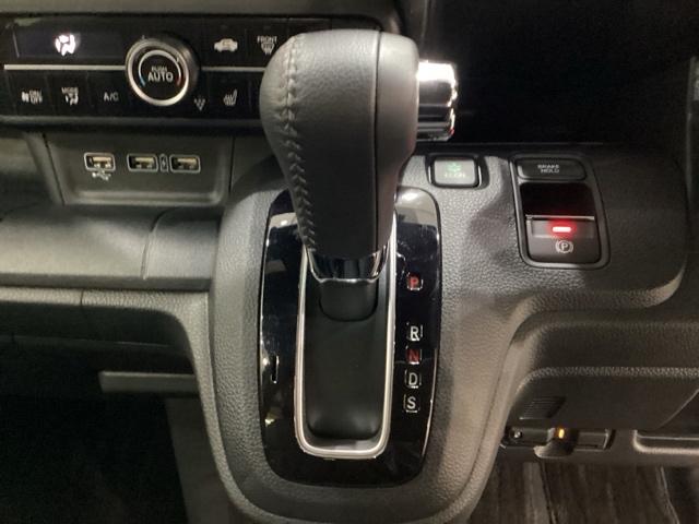 ＣＶＴ車のセレクトレバーです。低速から高速まで、変速ショックのないスムーズな走りを実現するとともに、エンジン効率のよい領域を維持することで燃費にも貢献します。