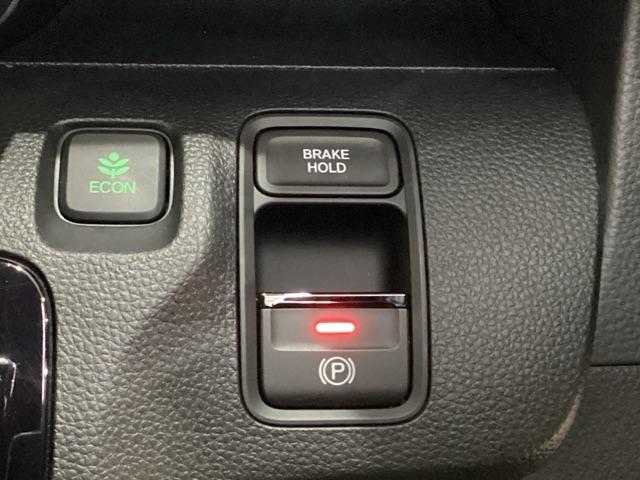 セレクトレバーの右に電子制御パーキングブレーキがあります。スイッチひとつで、停車した地点の傾斜などをシステムが検知・判断してブレーキ力を自動的に最適制御し、しっかり停車できるパーキングシステムです。