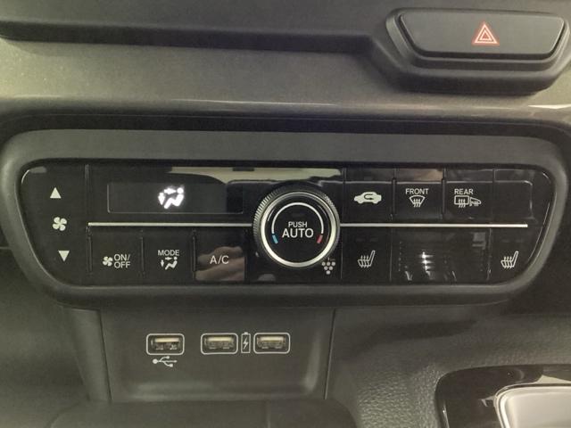 セレクトレバーの左上にプラズマクラスター付き・オートエアコンがついてますので簡単操作で快適に過ごせます。シートヒータースイッチ内蔵で前席の左右別々に２段階で温度設定ができます。