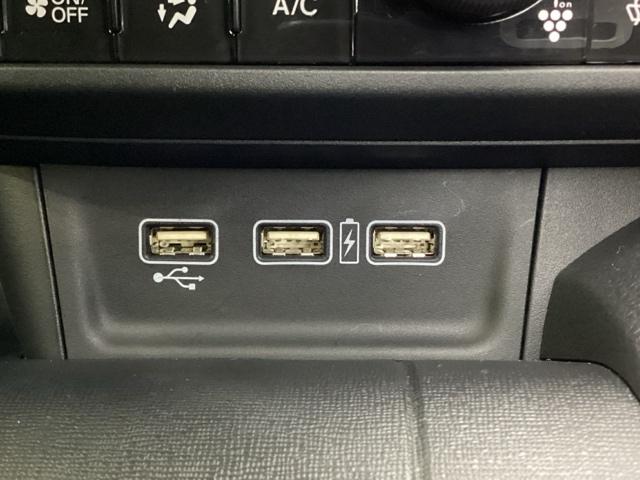 エアコン操作パネルの下に、スマートフォンなどの充電可能なＵＳＢ端子が２個、音源などの外部入力の可能なＵＳＢ端子が１個ついています。移動中に充電もできるので便利です。
