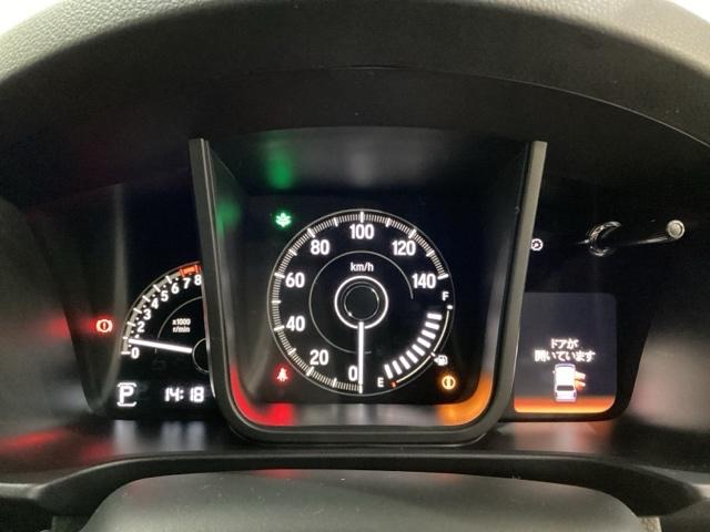 スピードメーターとタコメーターを大きく配した見やすいメーター部になっています。右側のインフォメーション画面でオドメーターや燃費などの情報を確認できます。