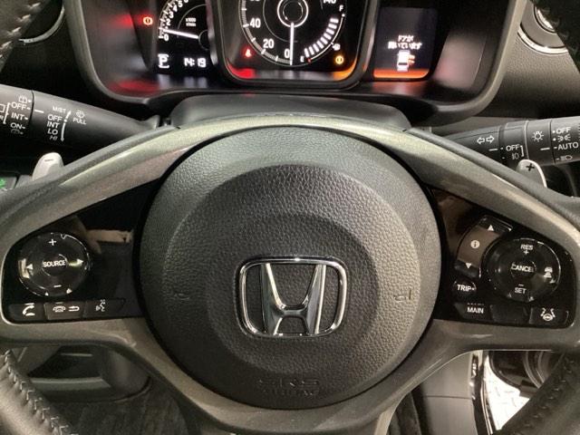 ハンドルにＨｏｎｄａセンシング系のクルーズコントロールやレーンキープアシストなどのスイッチと、オーディオの操作スイッチが装備されています。ハンドルから手を離さず安全に操作できます。