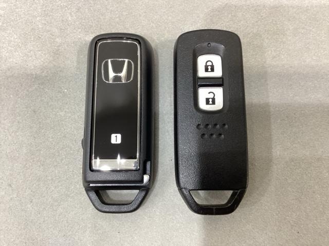 スマートキーを装備しています。鍵を差し込むことなくドアロックの開け閉めと、スタートボタン操作でのエンジンスタートができます。スペアキーも同じものを用意しております。