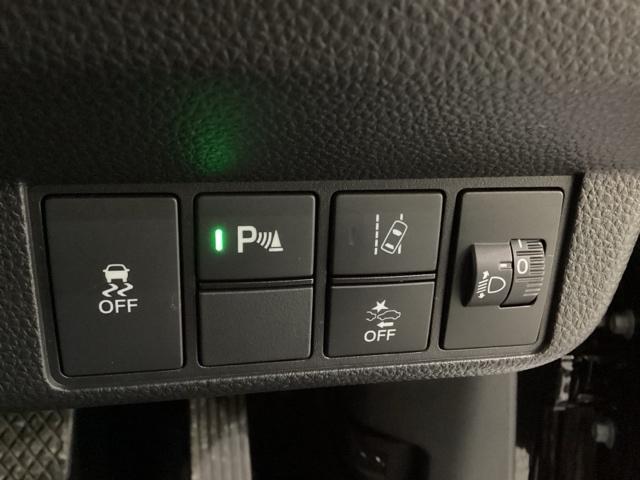 ハンドルの右側にはヘッドライトレベライザーとＨｏｎｄａセンシング用のメインスイッチがついています。ヘッドライトレベライザーは道路状況や積荷の加重に応じてライトの高さを調節できます。