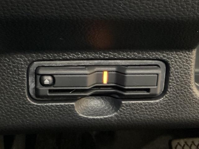 ハンドルの左下にＥＴＣがついています。高速道路の料金所の通過も楽々です。　カードの取り出しもしやすい場所についています。