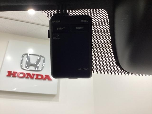 ドライブレコーダーが前方の監視をしてくれます。衝突や急ブレーキなどを感知した場合に、記録された動画が万が一の際に直前の状況を把握する手助けとなります。