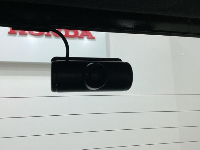 後方にもドライブレコーダーのカメラが付いています。前後両方でお車の周りを監視・記録いたします。