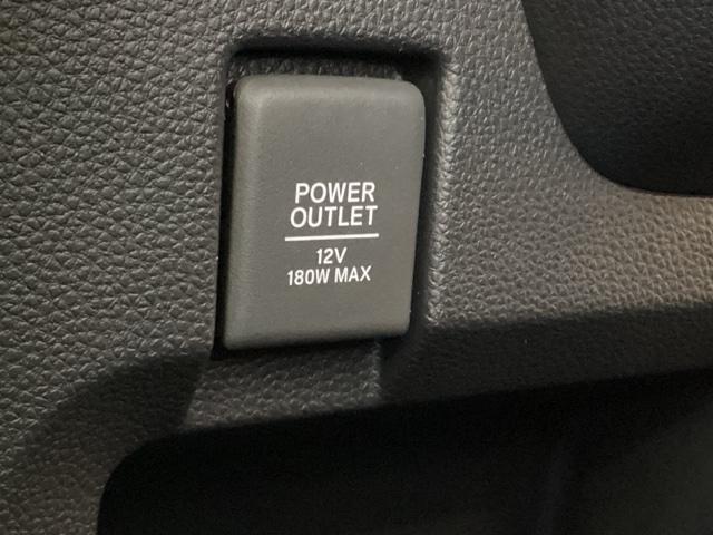 アクセサリーソケットはＵＳＢのアダプターなどをつければ、スマホの充電にも使えます。周辺には物が置けるボックスがついています。