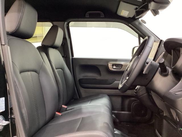 広い足元に肘掛けもついたゆったり座れるシートです。運転席と助手席の間が空いているため、助手席側への移動がスムーズです。交通量の多い道でも、助手席側から乗り降りができます。