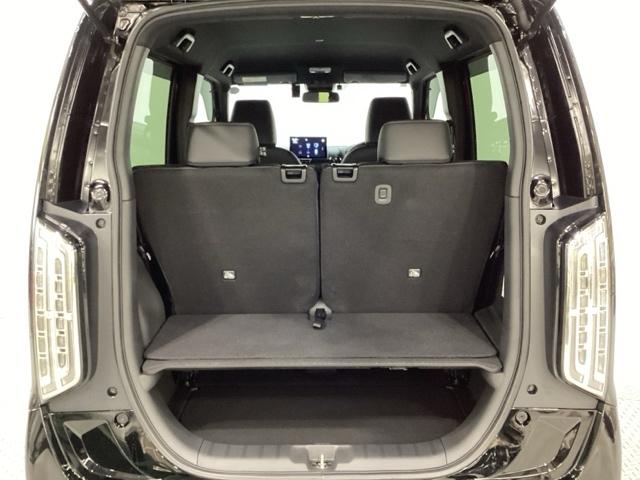 トランクの床は底が深くボードで仕切りを入れた２段式になっています。リアシートが前にスライドしてもボードが伸びるので上部の収納スペースが広がります。