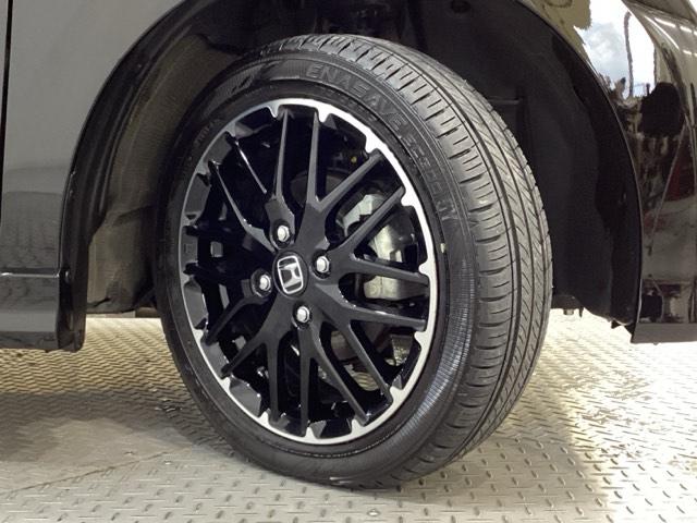 精悍なデザインの純正アルミホイールを装備しています。足元を引き立てて、美しいボディラインを一層引き締めてくれています。