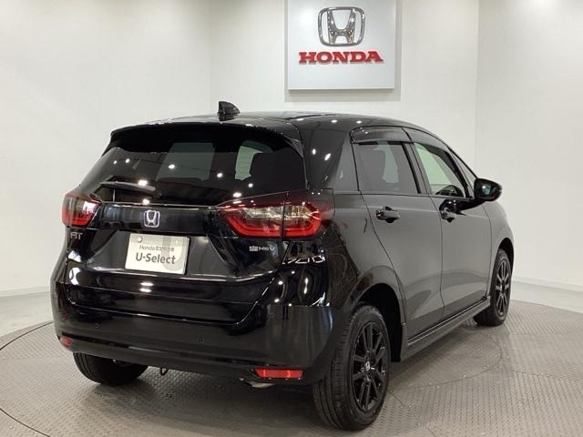 フィット e:HEVホームブラックスタイル 4WD 中古スタッドレスタイヤ、純正メモリーナビ、ドライブレコーダー前後装着+ETC付 当社デモカー フルセグTV Bluetooth接続 バックカメラ スマートキー 衝突被害軽減システム ABS(5枚目)